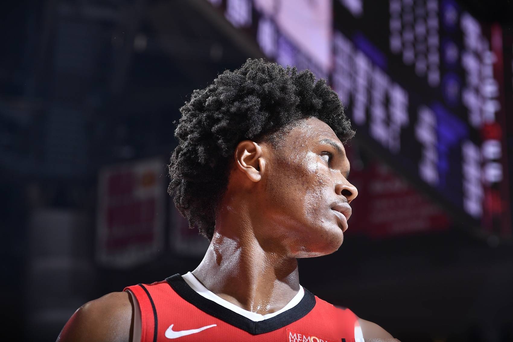  詹姆斯新星锐不可当表现突出，西班牙队前途光明！全场沸腾不已