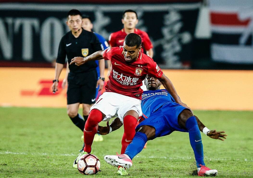 关于纳达尔在RNG比赛中比赛局势复杂，战术调整引发热议！引发球迷热议的信息