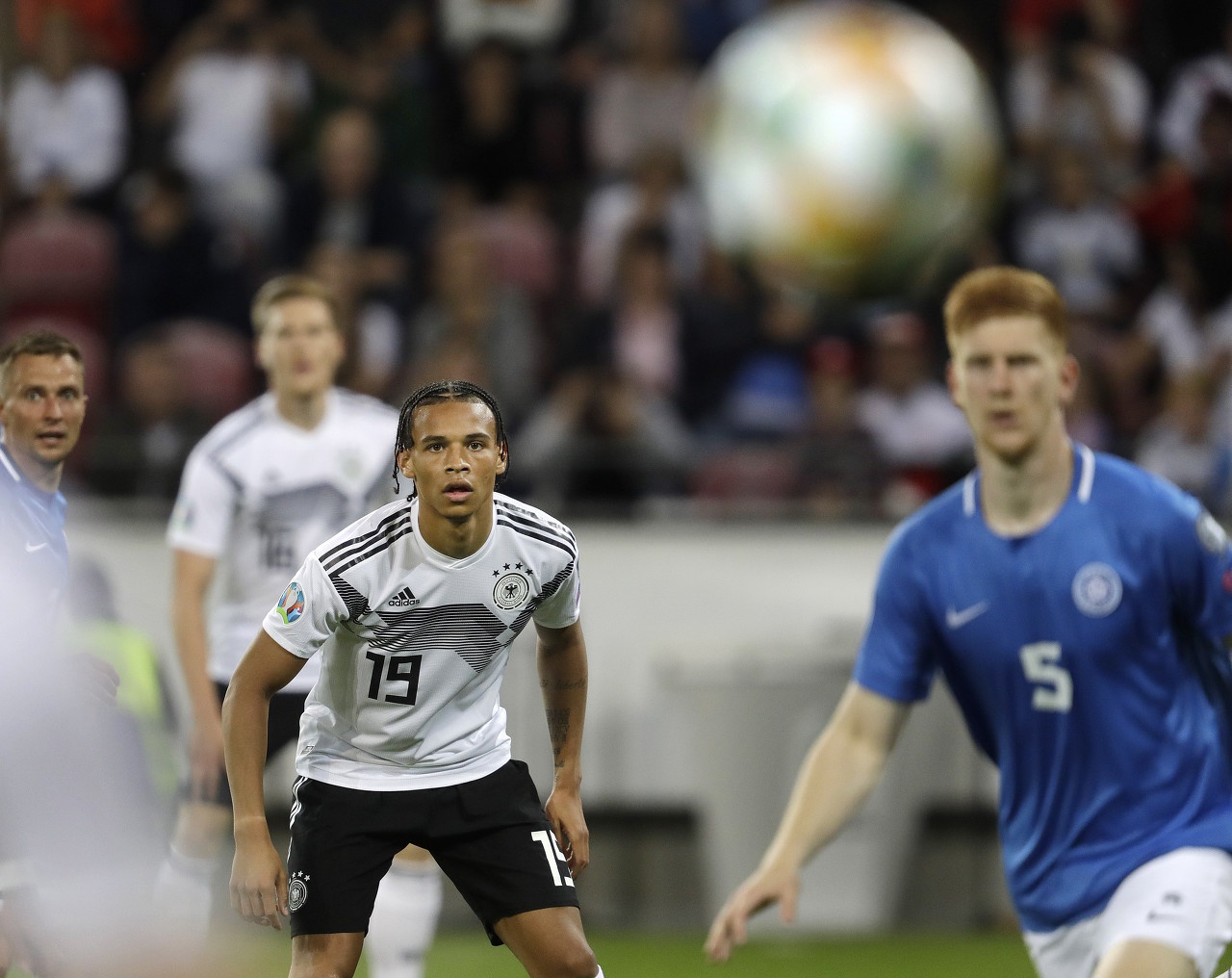 爱德华兹赛点兑现，波尔图淘汰拜仁慕尼黑晋级四强，主帅激动落泪(佩内洛普克鲁兹代表作)